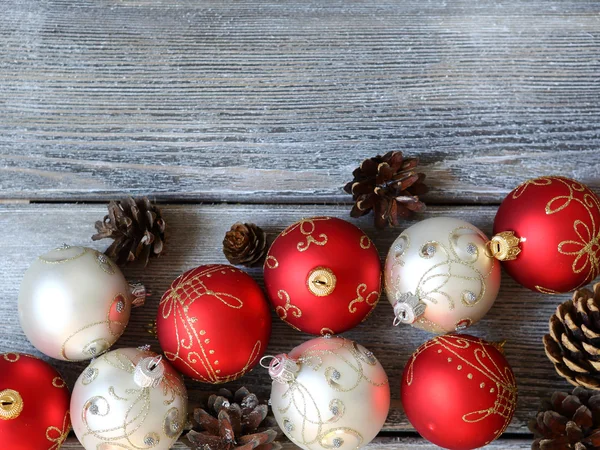 Bolas decorativas nas tábuas. Natal. — Fotografia de Stock