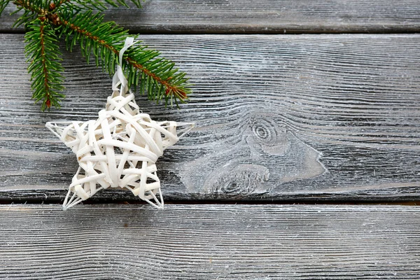 Estrela decorativa de Natal branca no ramo de um pinheiro — Fotografia de Stock