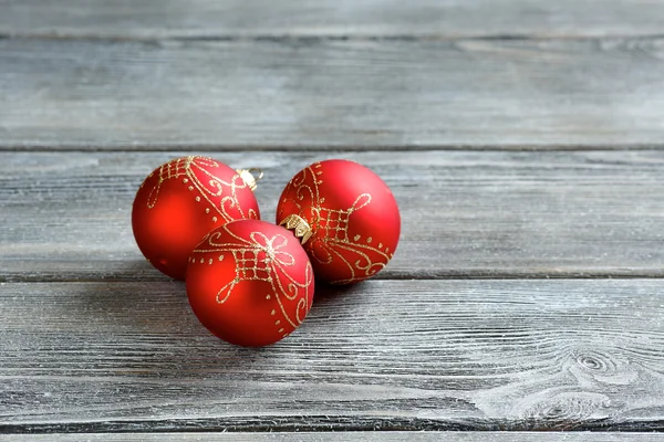 Bolas de Natal nas placas — Fotografia de Stock