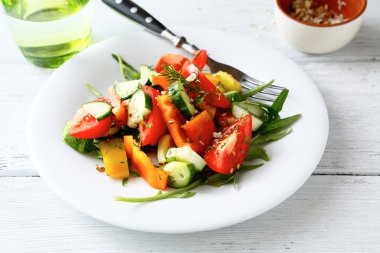 bir tabakta sebze salatası