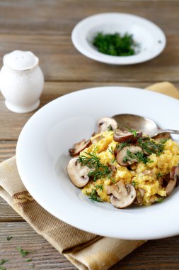 polenta plaka üzerinde kumaş peçete