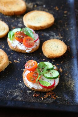 kanepe domates ve salatalık ile