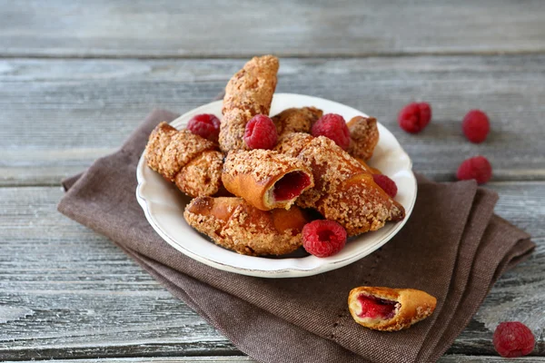 Croissants em um fundo cinza placa — Fotografia de Stock