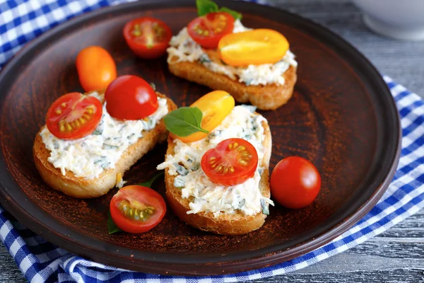 Tres bruschetta con tomates y mayonesa — Foto de Stock