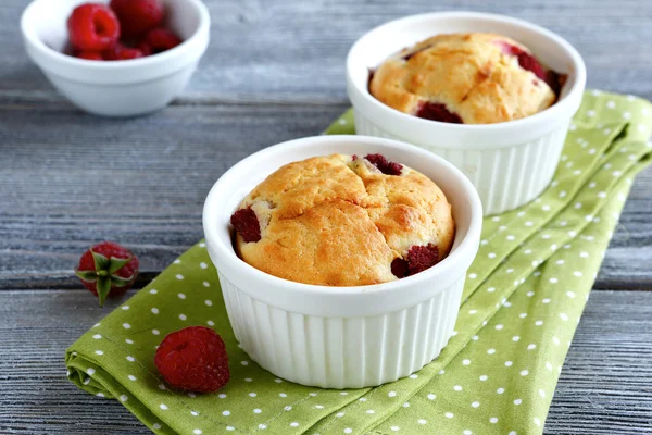 Kue dengan buah dalam baking dish — Stok Foto