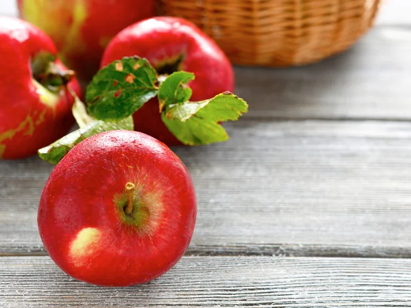 Apples on wooden boards — Stock Photo, Image
