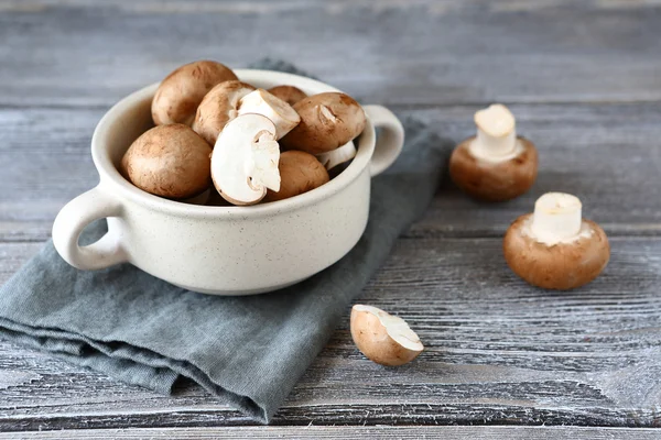 Champignons frais dans un bol blanc — Photo