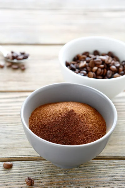 Instant coffee powder and Coffee beans in a bowl — Stock Photo, Image