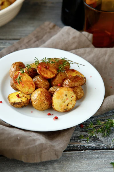 Вкусная выпечка картошки на тарелке — стоковое фото