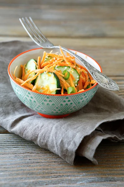 Свежий салат с огурцом и морковью в миске — стоковое фото