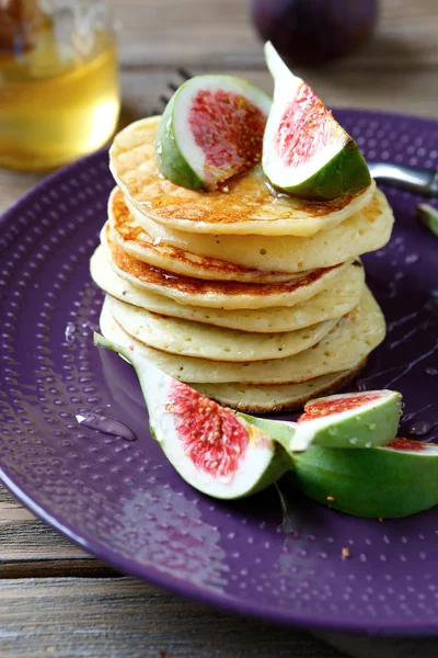 Pancakes with figs — Stock Photo, Image