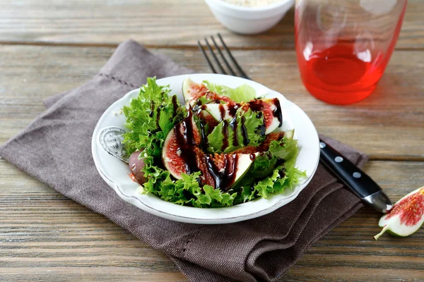 Ensalada con higos, lechuga y salsa balsámica — Foto de Stock