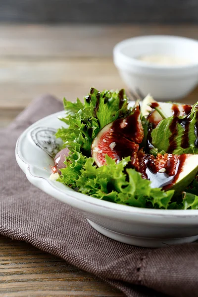 Salade aux figues et laitue dans un bol — Photo