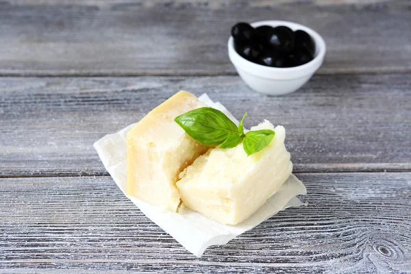 Parmesan cheese with fresh olives — Stock Photo, Image