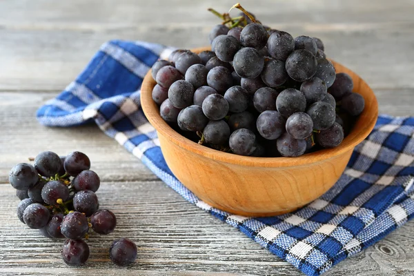 Sweet grapes in a wooden bowl — Stock Photo, Image