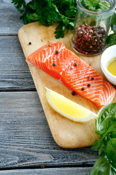 Fetta di Salmone con basilico e olio d'oliva a bordo — Foto Stock