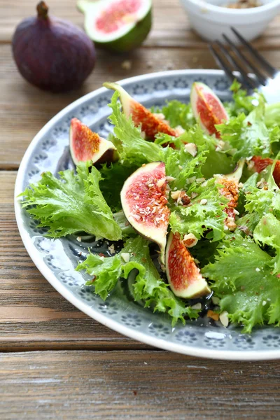 Salada fresca com figos e alface em uma chapa — Fotografia de Stock