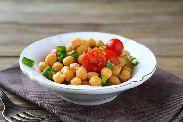 Pois chiches aux légumes dans un bol — Zdjęcie stockowe