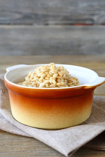 Boiled pearl barley in a pot — Stock Photo, Image