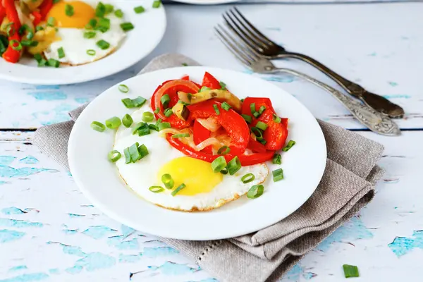 Gebakken omelet met paprika en uien in een kom — Stockfoto