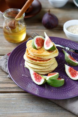 incir ve tabakta bal ile Pancakes