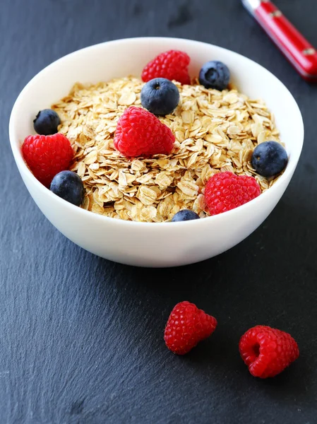 Cereal con frambuesas dulces — Foto de Stock