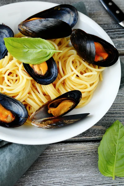 Mejillones con espaguetis en un plato —  Fotos de Stock