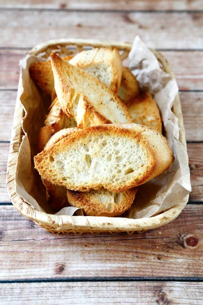 Nybakat mjukt bröd i korg — Stockfoto