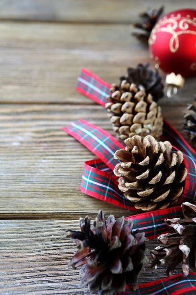 Cone de pinho de Natal seco com uma fita — Fotografia de Stock