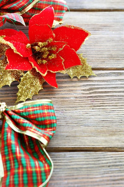 Рождественские украшения с лентой и цветами — стоковое фото