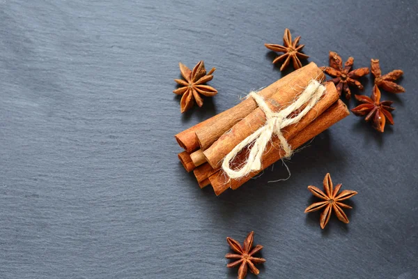 Palitos de canela y anís. Fondo de pizarra — Foto de Stock