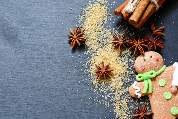 Mazzo di cannella profumata e zucchero su uno sfondo di ardesia — Foto Stock