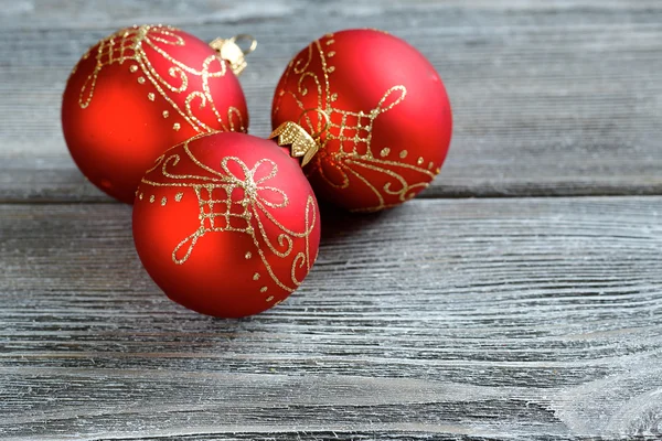 Natal três bolas em um fundo cinza — Fotografia de Stock