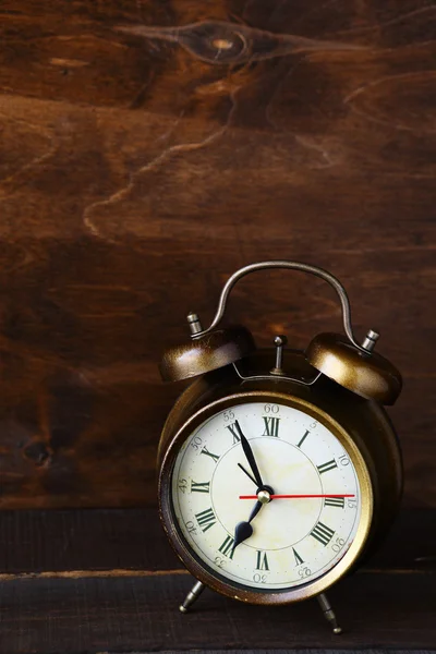 Reloj despertador retro en tableros de madera —  Fotos de Stock