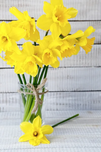 Πολύχρωμο daffodils σε ένα βάζο — Φωτογραφία Αρχείου