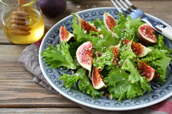 Salada leve com figos, alface e mel — Fotografia de Stock