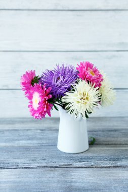 bir vazoda mis kokulu Aster