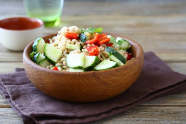 salatalık ve biber ahşap bir kabın içinde Pearl arpa. salata