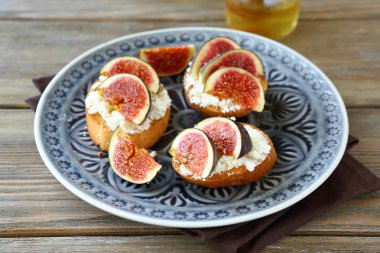 Bruschetta peynir ve sulu incir