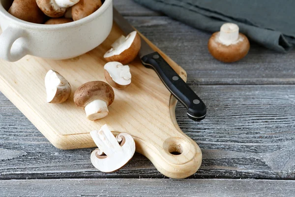 Champignons sur une planche à découper — Photo