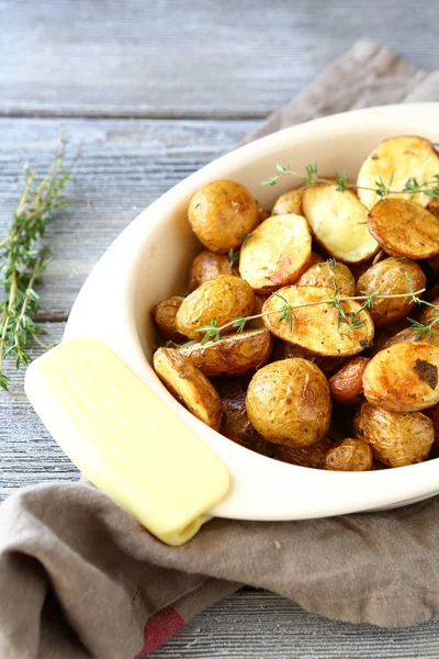 Voňavé pečené brambory s tymiánem — Stock fotografie