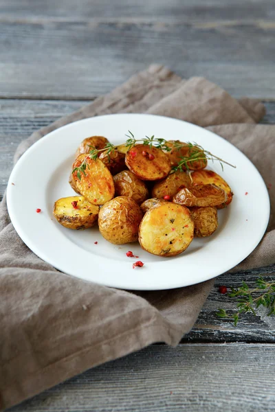 Batatas assadas com tempero em uma chapa — Fotografia de Stock