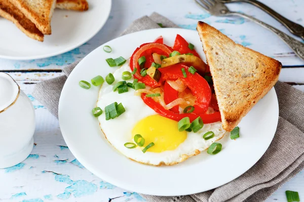 Fried eggs with fried croutons — Stock Photo, Image