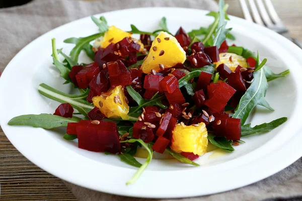 Vegetarischer Salat mit Rüben und Orange auf einem Teller — Stockfoto