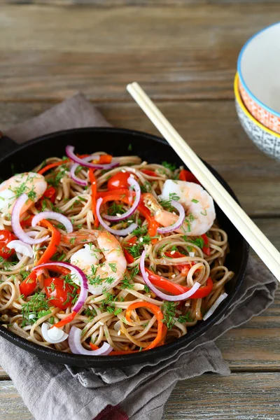 Buckwheat noodles with shrimp — Stock Photo, Image