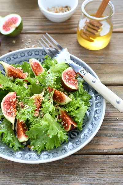 Salade fraîche aux figues, laitue et miel — Photo