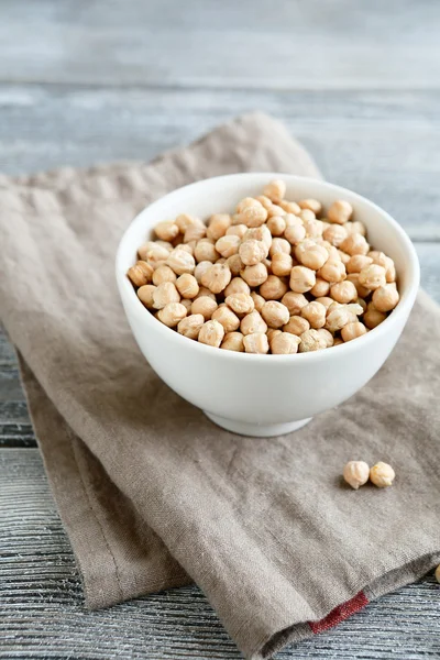 Syrové fazole v misce na desky — Stock fotografie