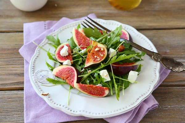 Salad with arugula, figs and cheese — Stock Photo, Image