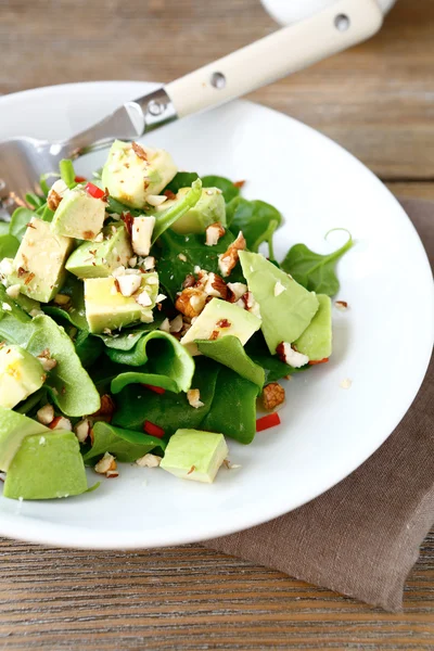 Ensalada con aguacate y espinacas —  Fotos de Stock