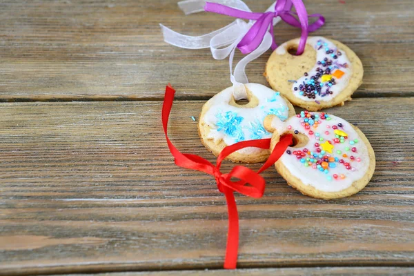 Christmas cookies lying on a wooden boards — Stock Photo, Image